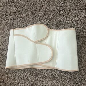 Belly bandit sz medium in white. The best post-Partum hack!